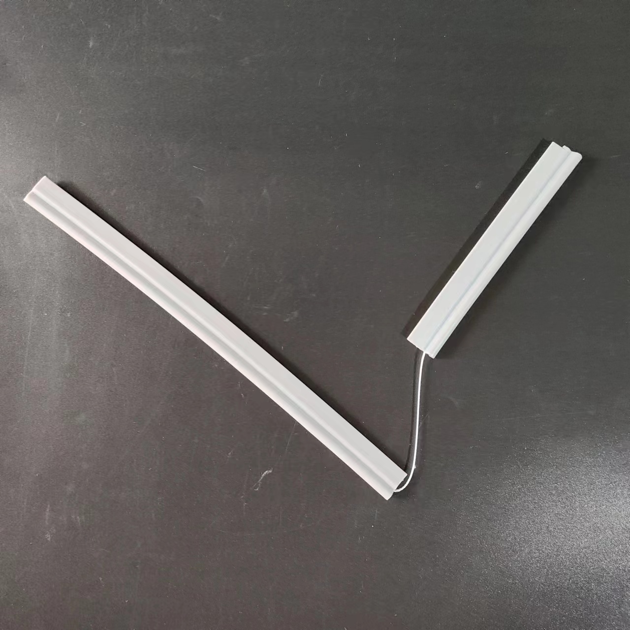 夾線矽膠密封條：優異性能助力工業設備密封升級（jí）